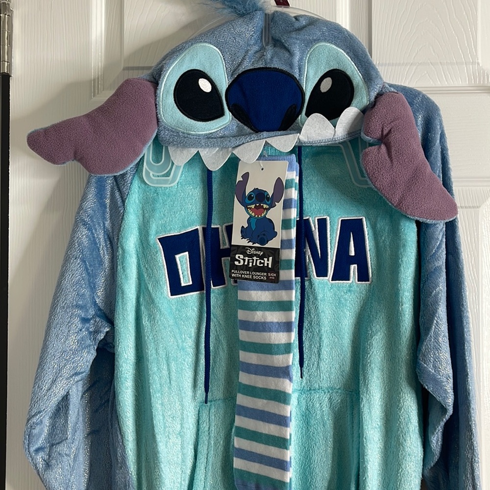 Stitch sleep lounger with socks